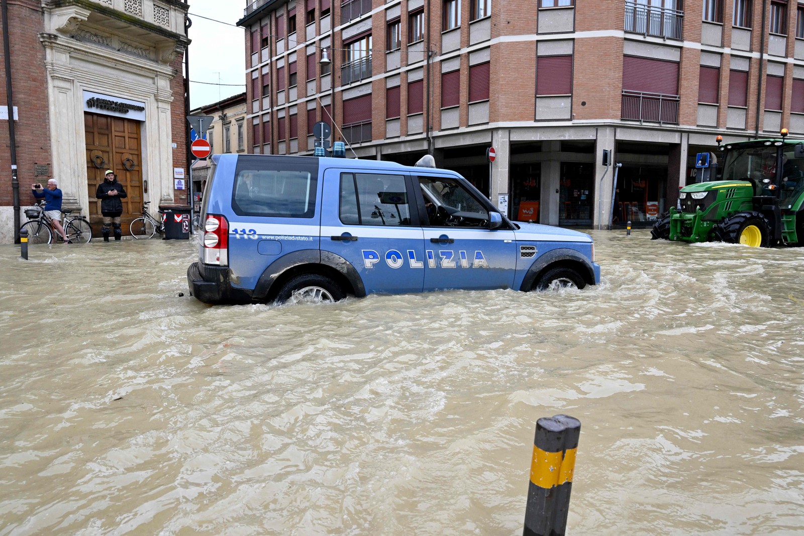 Equipes de resgate procuraram pessoas ainda presas pelas águas das enchentes — Foto: Andreas SOLARO / AFP