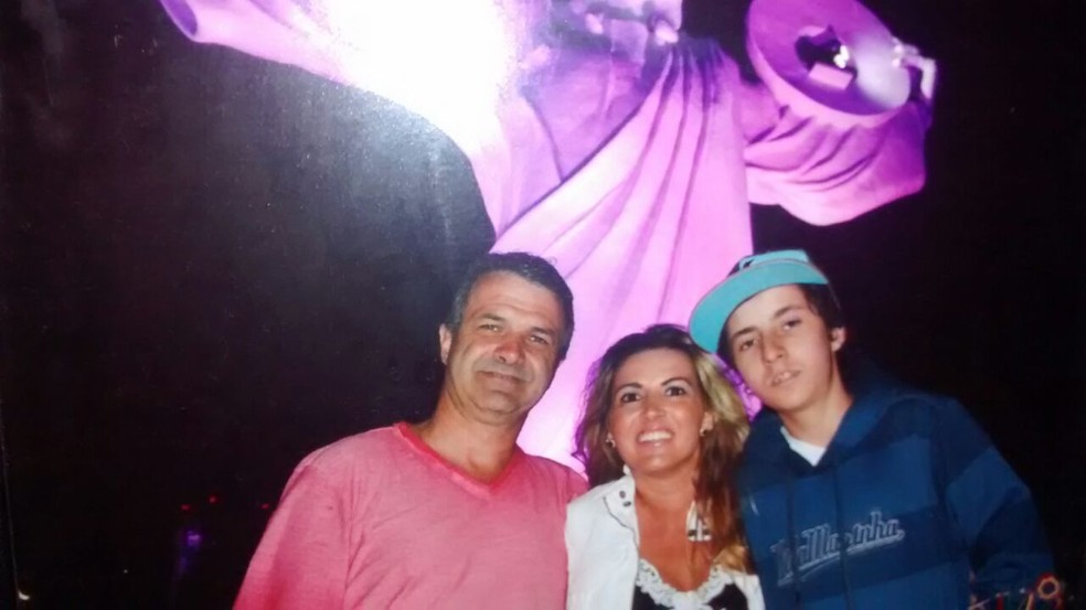 Ronei com o filho e a esposa Tatiane Faleiro: família desfeita por tragédia charqueadas rs crime assassinato — Foto: Arquivo Pessoal