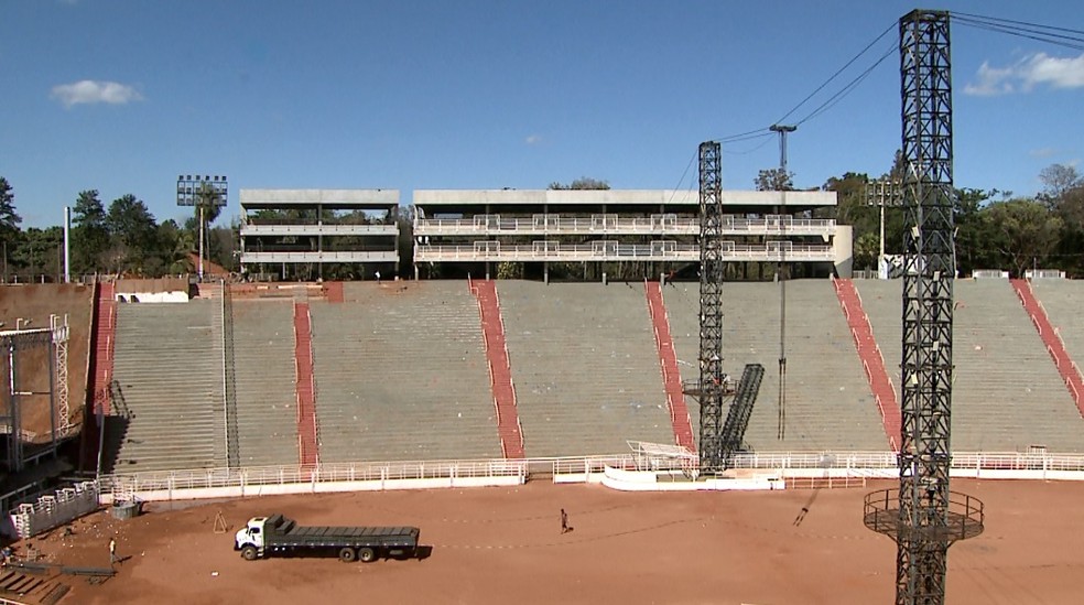 Novos camarotes (à esquerda) foram construídos ao lado dos antigos na arena (Foto: Reprodução/EPTV)