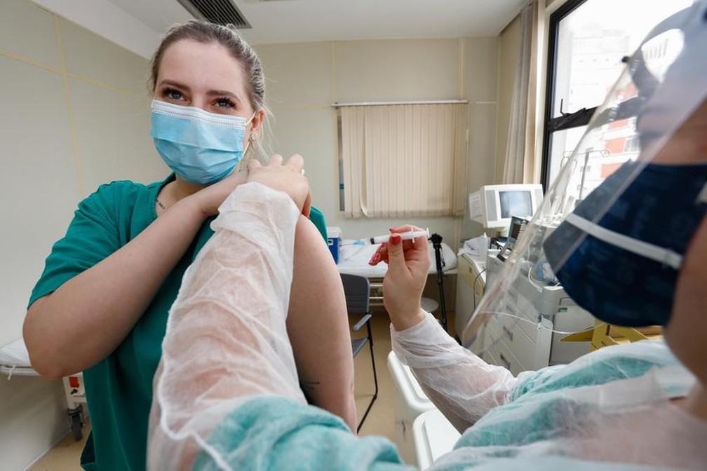 Profissional da saúde é vacinada contra o coronavírus no HPS em Porto Alegre — Foto: Cristine Rochol/PMPA
