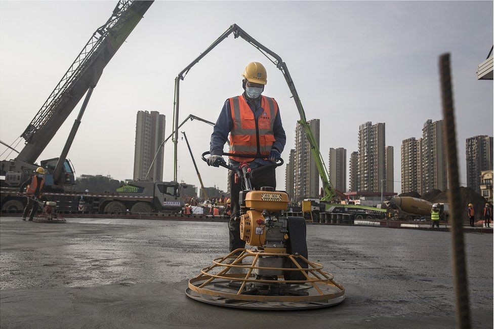 BBC - A televisão estatal chinesa transmitiu em tempo real o avanço da construção no canteiro de obras (Foto: Getty Images via BBC News)