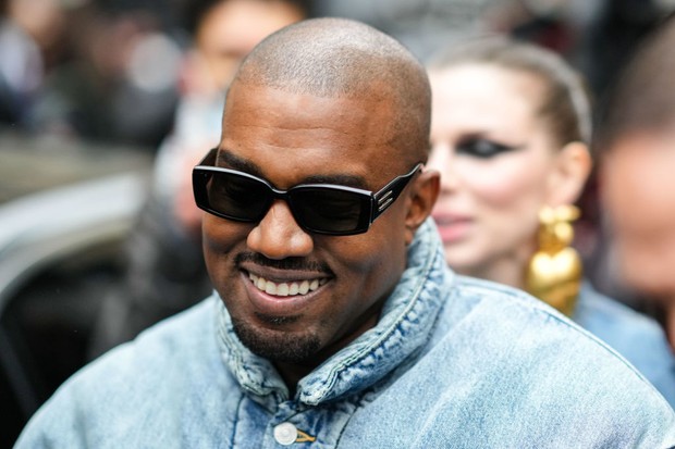 PARIS, FRANCE - JANUARY 23: Ye is seen, outside Kenzo, during Paris Fashion Week - Menswear F/W 2022-2023, on January 23, 2022 in Paris, France. (Photo by Edward Berthelot/Getty Images) (Foto: Getty Images)