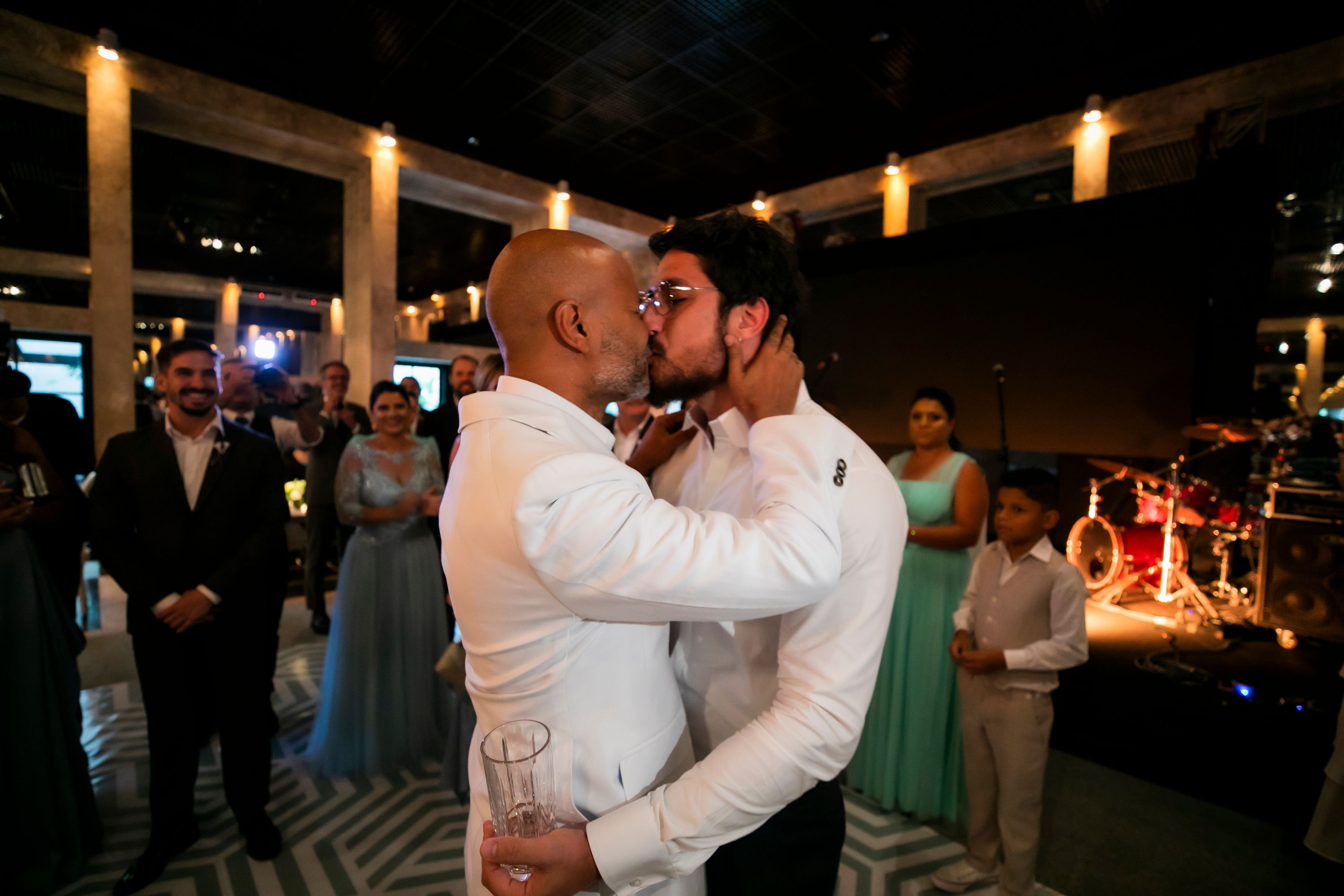 Os noivos Ale de Souza e Rodrigo Shimoto trocam beijo apaixonado (Foto: Roberto Tamer)