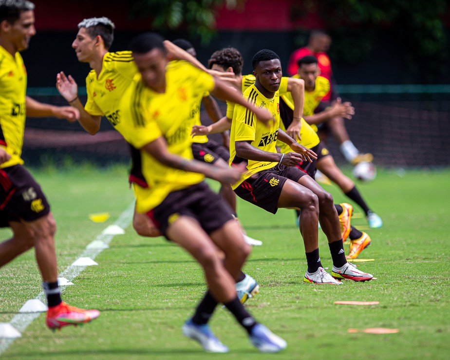 Garotos do Flamengo treinam para a estreia no Carioca
