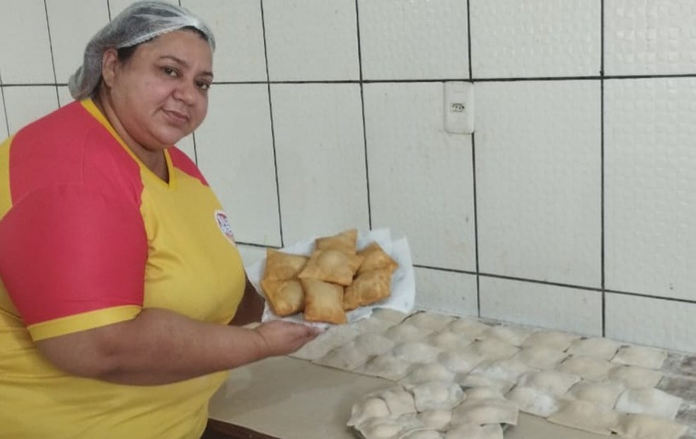 Gleciane trabalha vendendo salgados há 15 anos em Cruzeiro do Sul  — Foto: Arquivo pessoal 