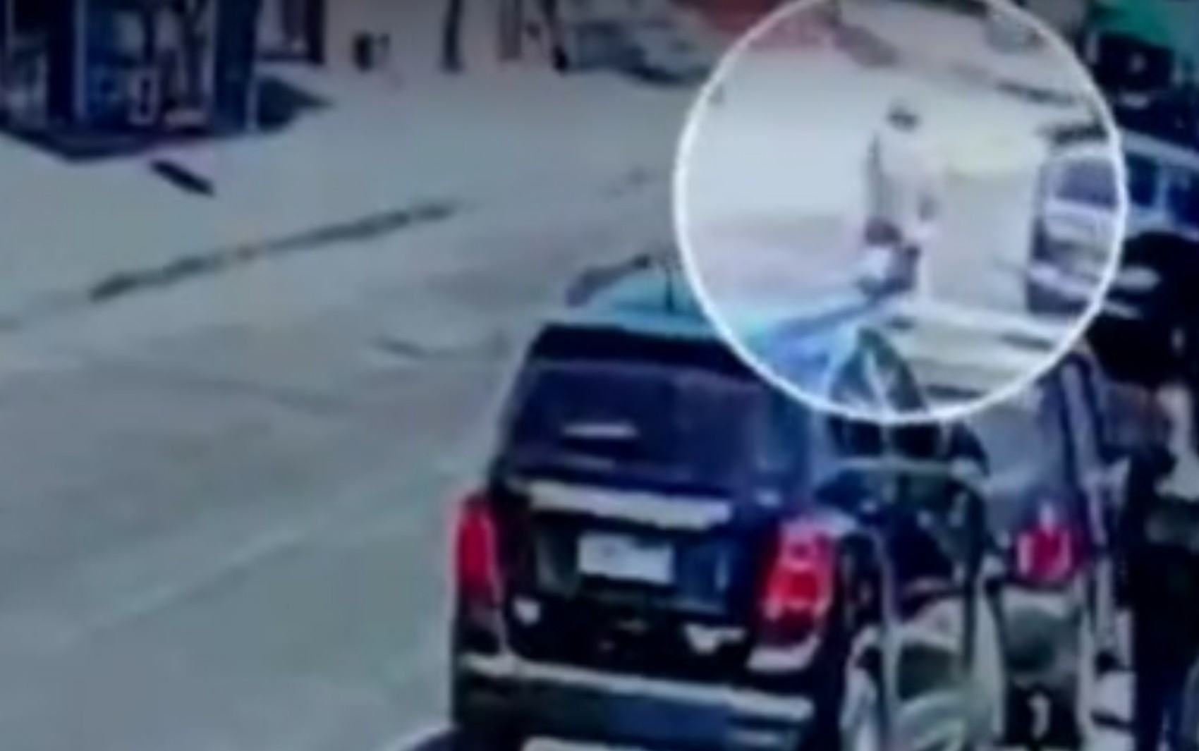 Motociclista morre ao ser atingido por porta de carro aberta em avenida de Anápolis; vídeo