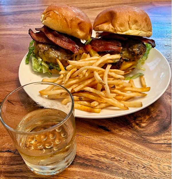 Uma das fotos compartilhada pelo ator Dwayne The Rock Johnson mostrando sua fuga semanal da dieta (Foto: Instagram)