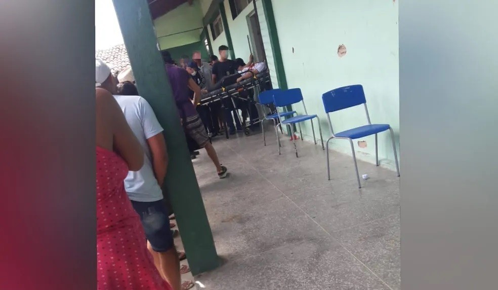 Aluno sendo socorrido após ser baleado por colega em escola de Sobral, no interior do Ceará — Foto: Reprodução