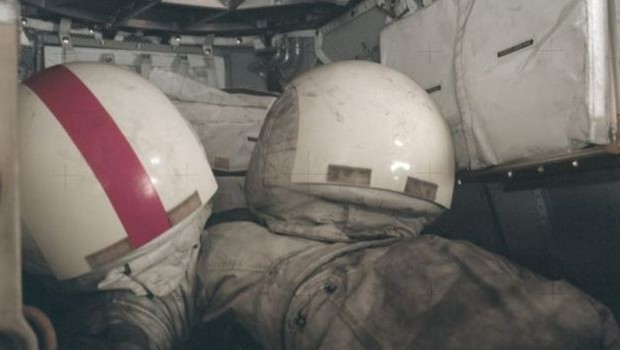 No fim da missão Apollo 17, em dezembro de 1972, os trajes espaciais e os capacetes estavam cobertos de poeira lunar (Foto: NASA VIA BBC)