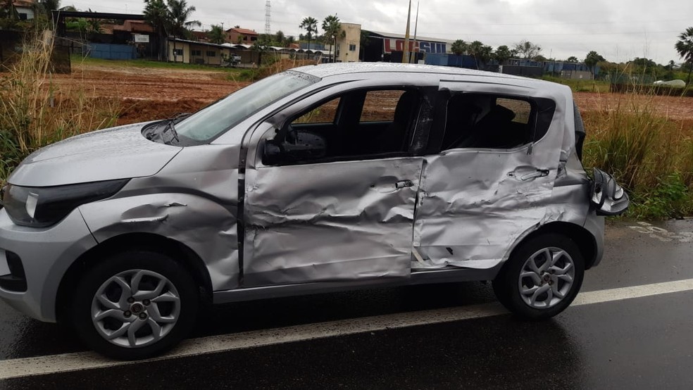  Uma colisÃ£o lateral entre carro e caminhÃ£o deixou quatro pessoas feridas  na BR-020,na Grande Fortaleza. â Foto: DivulgaÃ§Ã£o/PRF
