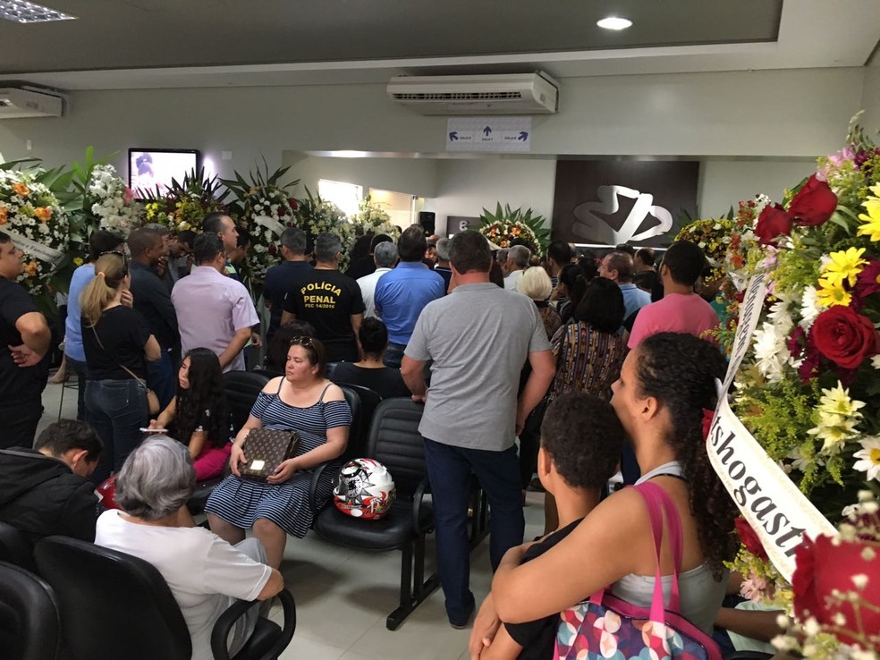 Amigos e parentes se despediram de Daniel Grandolfo no vel&oacute;rio (Foto: Valmir Cust&oacute;dio/G1)