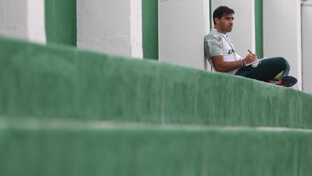 Abel Ferreira fazendo anotaes em seu caderno durante o treino  Foto: Cesar Greco\Palmeiras