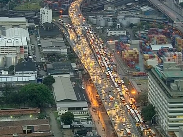 Chegada à Zona Portuária estava caótica às 7h (Foto: Reprodução / Globo)