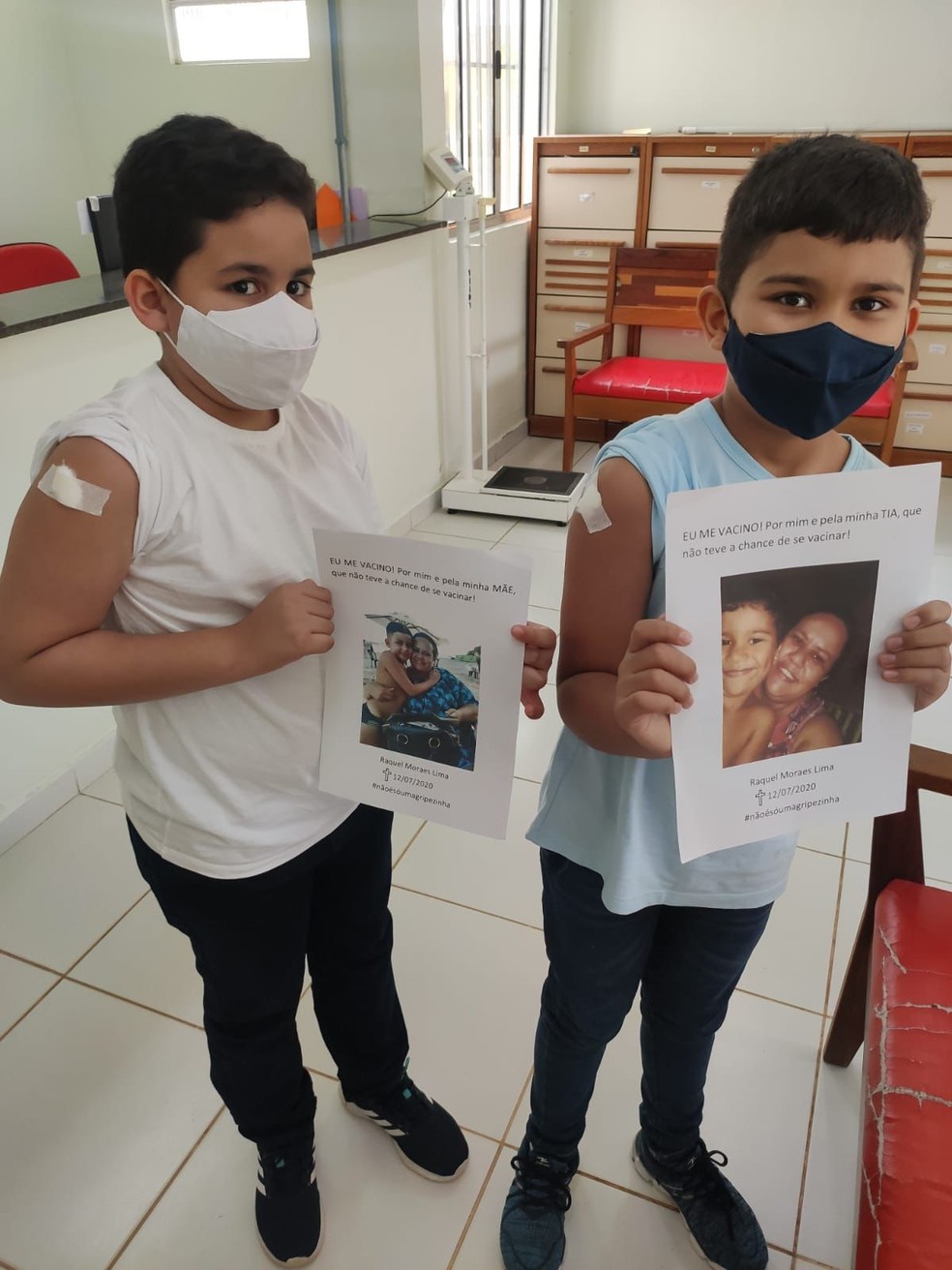 Filho e sobrinho da Raquel levaram foto dela para lembrar da importância da vacina — Foto: Arquivo pessoal 
