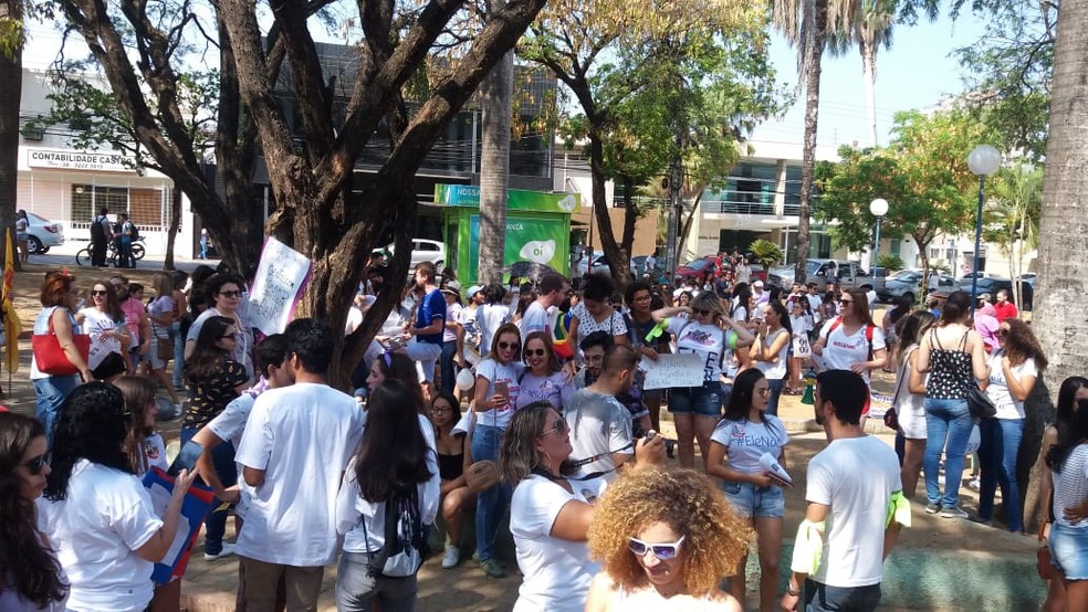 MG - Montes Claros: Manifestantes fazem ato contra Bolsonaro neste sÃ¡bado (29) â€” Foto: Ana Carolina Ferreira/G1