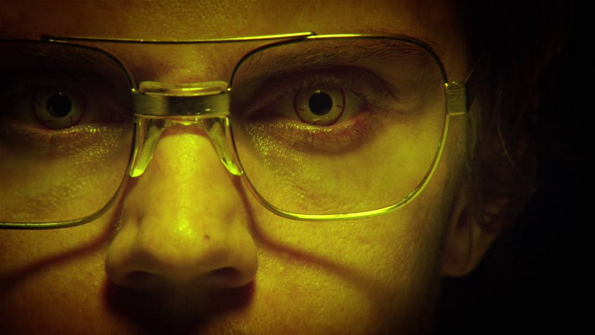 Evan Peters como Jeffrey Dahmer (Foto: Divulgação)