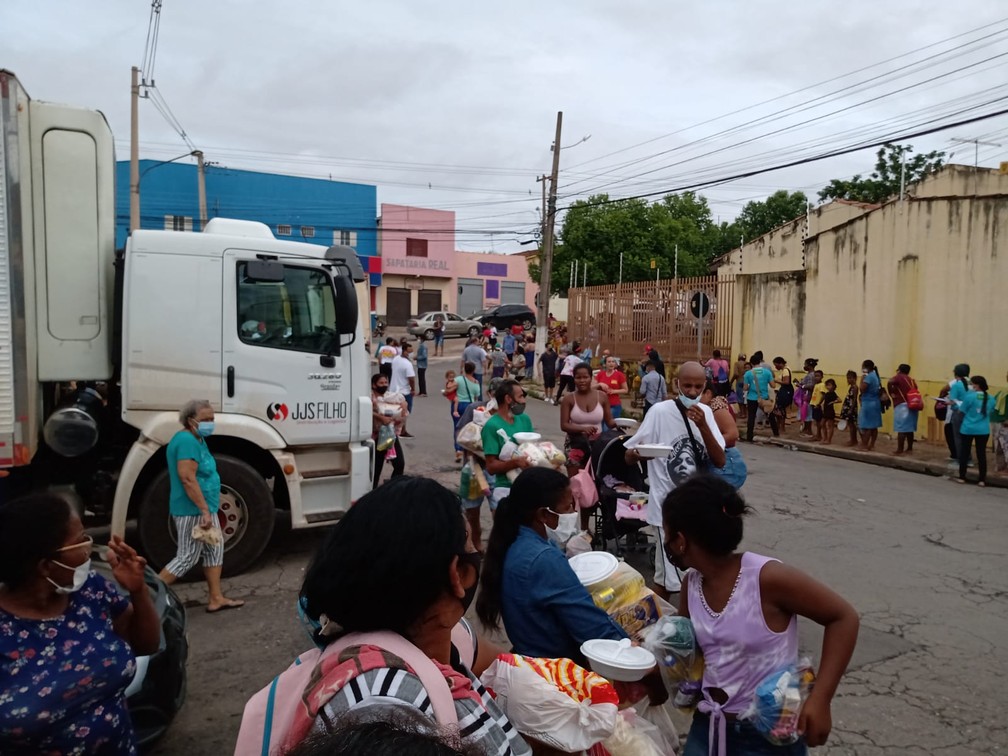 Fila de ossinhos em Cuiabá — Foto: Rogério Júnior