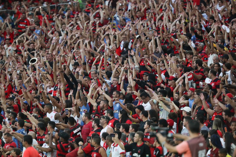 Flamengo supera rivais paulistas e assume liderança na média de público no ano