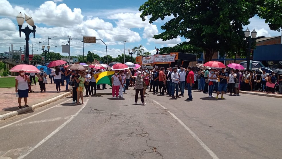 Grupo fechou a ponte no Centro de Rio Branco  — Foto: Asscom sindicato