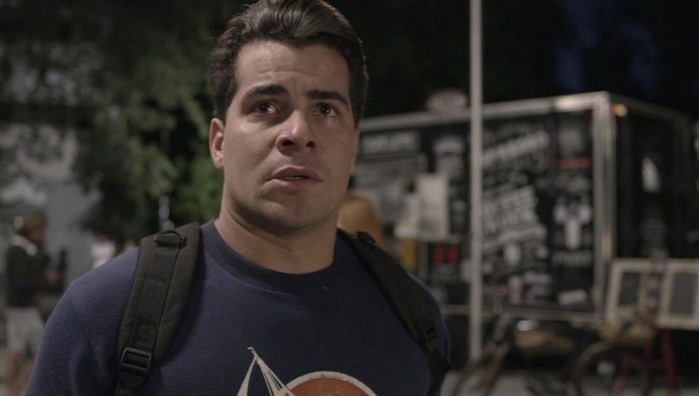 Júlio pensa em Antônia e se emociona ao relembrar momentos com a policial (Foto: TV Globo)