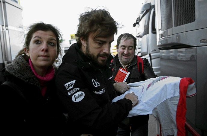 Fernando Alonso com semblante abatido ao circuito de Barcelona no dia do acidente (Foto: EFE)