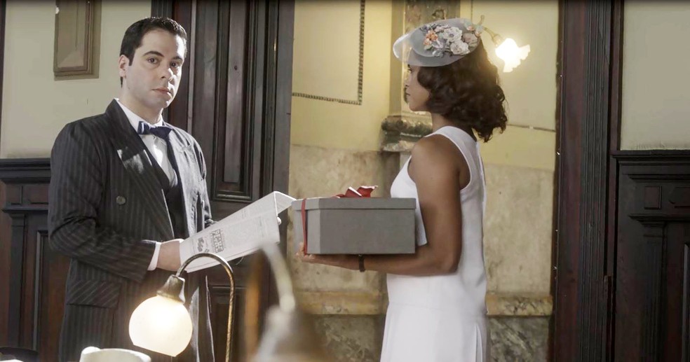 Eunice procura Criptus no jornal e leva um presente para ele (Foto: TV Globo)