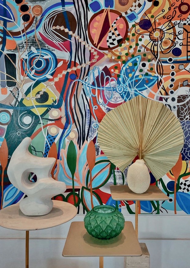 O quadro da artista Chrystiane Corrêa é um dos pontos de cor que contrapõe o cinza do décor.  (Foto: Igor Gomes)