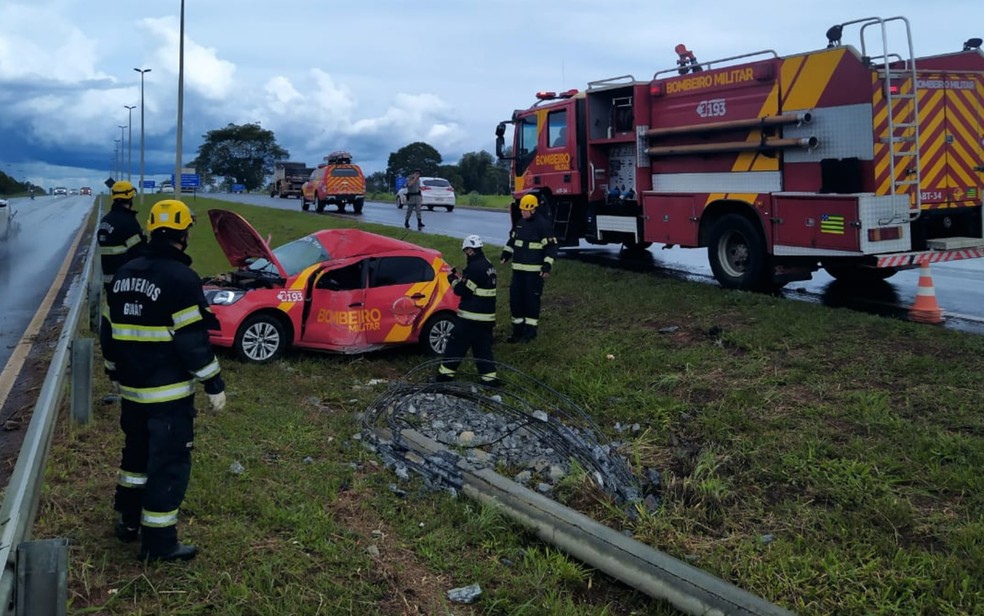 Sargento do Corpo de Bombeiros morre após carro da corporação bater contra poste na GO-020, em Goiânia  — Foto: Divulgação/Corpo de Bombeiros