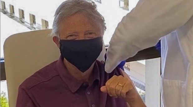 Bill Gates toma vacina contra a Covid-19 (Foto: Reprodução Instagram)