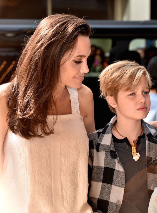 A jovem Shiloh Jolie-Pitt na companhia de sua mãe, Angelina Jolie (Foto: Getty Images)