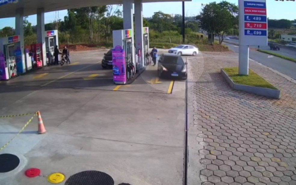 Motorista enche o tanque e sai de posto sem pagar, em Goiânia, Goiás — Foto: Reprodução/TV Anhanguera