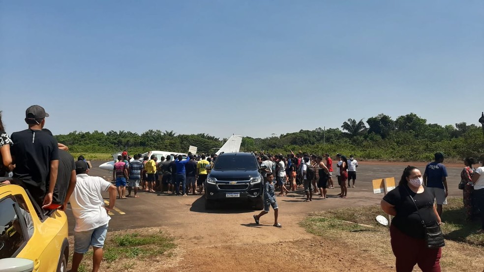 Populares acompanharam chegada do corpo na cidade. — Foto: Divulgação