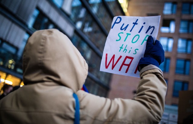 24 February 2022, Baden-Wuerttemberg, Stuttgart: "Putin Stop this War" is written on the sign of a participant of a demonstration in front of the Russian Consulate General against Russia's military actions in Ukraine. Photo: Christoph Schmidt/dpa (Photo b (Foto: dpa/picture alliance via Getty I)