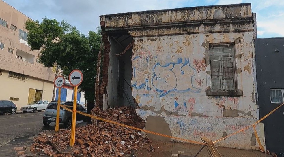 Parte de imóvel abandonado na Rua Cussy Júnior não resistiu à força da chuva — Foto: Reprodução/TV TEM