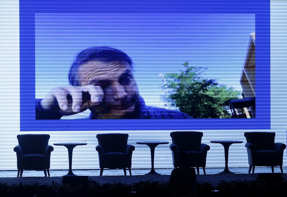 Bolsonaro 'entra' na posse de Michelle no PL Mulher por vídeo, chora e fala em 'momentos difíceis'