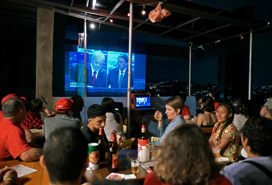 Pessoas assistem em bar no Rio de Janeiro a confronto entre Lula e Bolsonaro em debate