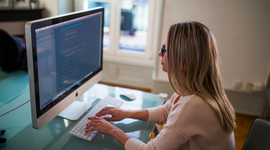 mulher empreendedora, trabalho, computador, trabalhando (Foto: Pexels)