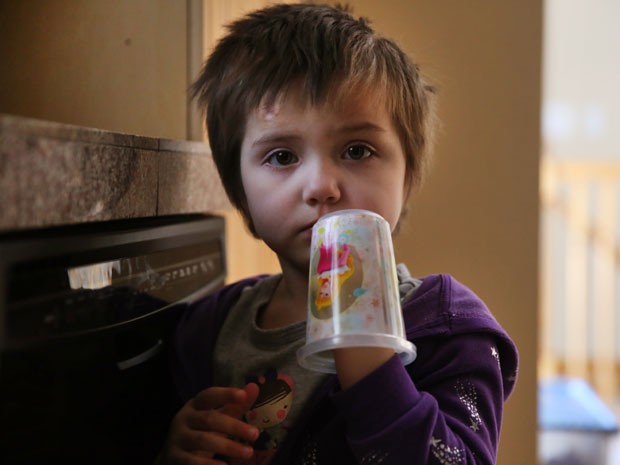 Elizabeth Burger, de 4 anos, sofre de epilepsia e está sendo tratada com um medicamento feito com maconha (Foto: Brennan Linsley/AP)