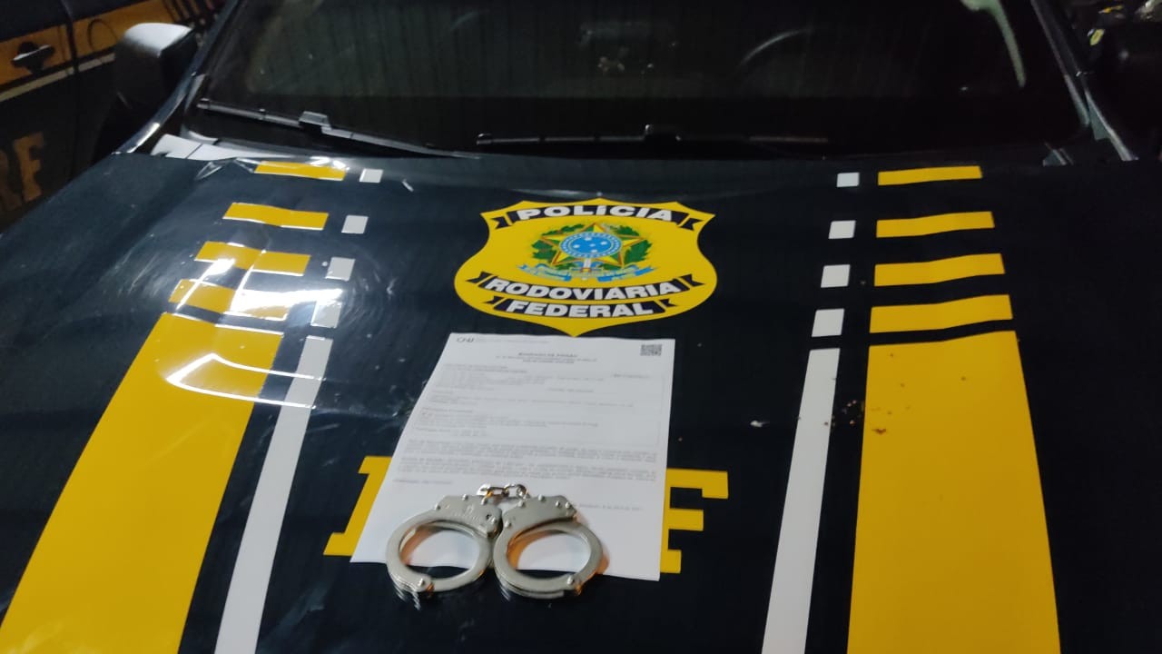 Homem com mandado de prisão por roubo é preso durante abordagem da PRF em Santarém