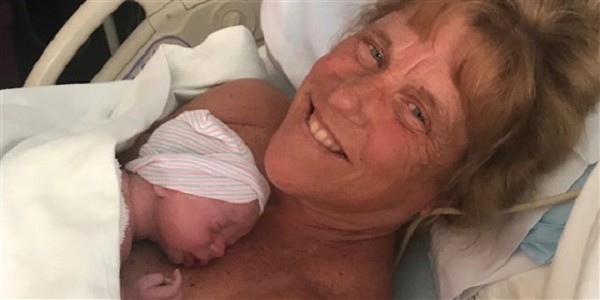 Barbara Higgins segura seu filho recém-nascido Jack após dar à luz aos 57 (Foto: Reprodução: Today/Barbara Higgins / NBC Boston)