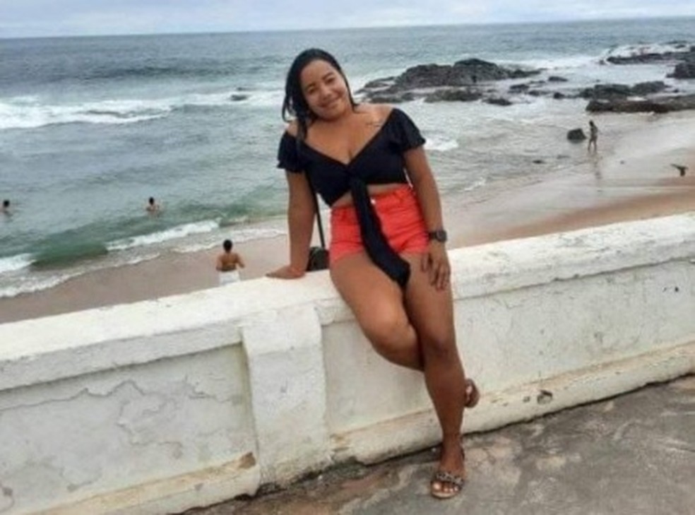 Jovem é morta a facadas e principal suspeito é companheiro; homem é procurado pela polícia — Foto: Reprodução/Redes Sociais
