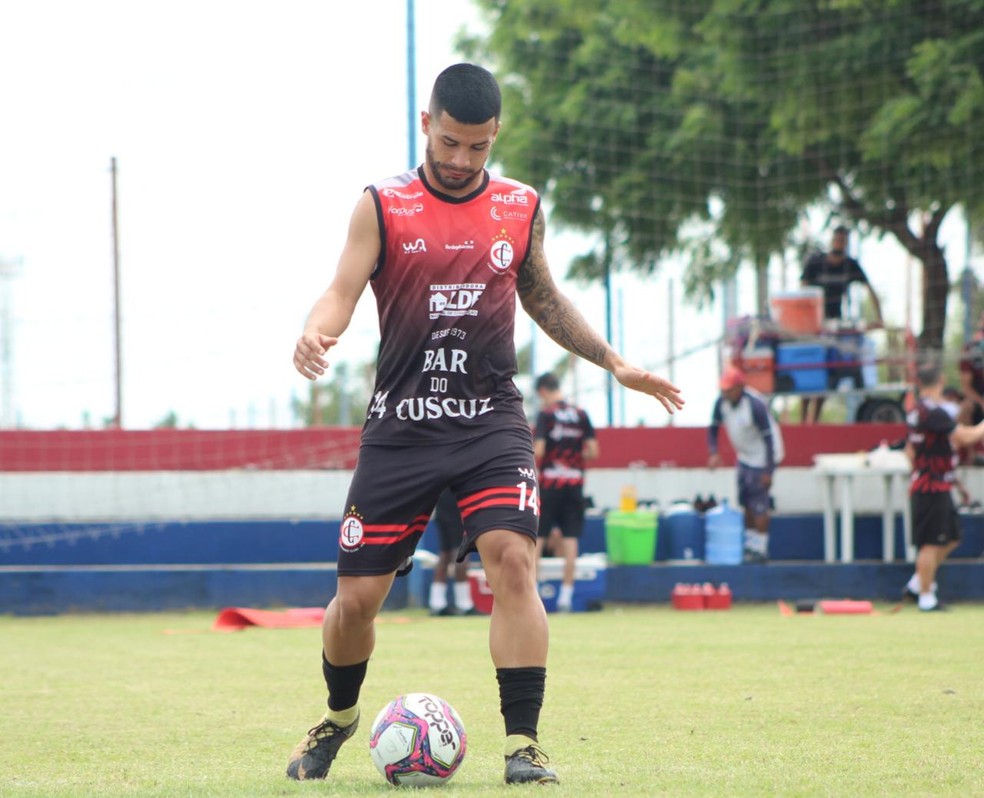 Meia Claudio teve mais assiduidade nos jogos ao longo do ano — Foto: Samy Oliveira / Campinense