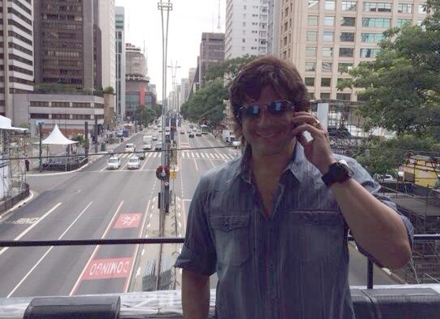 Paulo Ricardo faz pose na Avenida Paulista durante intervalo de ensaio para show (Foto: Reprodução/Twitter)