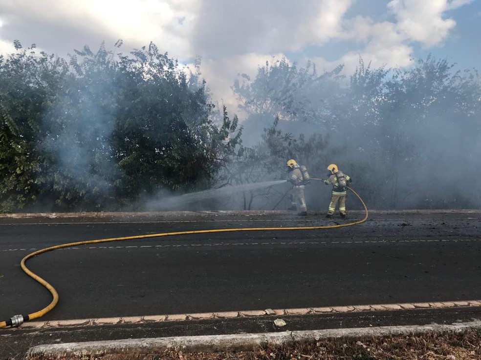Bombeiros do DF trabalham para apagar fogo em carro que saiu da pista na região entre Sobradinho e Planaltina, no DF — Foto: Corpo de Bombeiros do DF/Divulgação