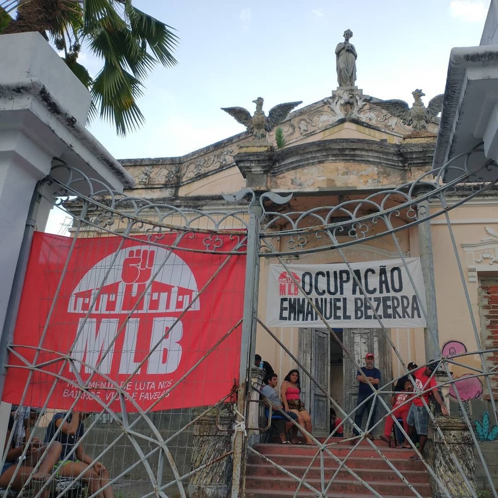 Famílias ocupam prédio da antiga Faculdade de Direito da UFRN, na Zona Leste de Natal. Prédio é tombado como patrimônio histórico. — Foto: Divulgação