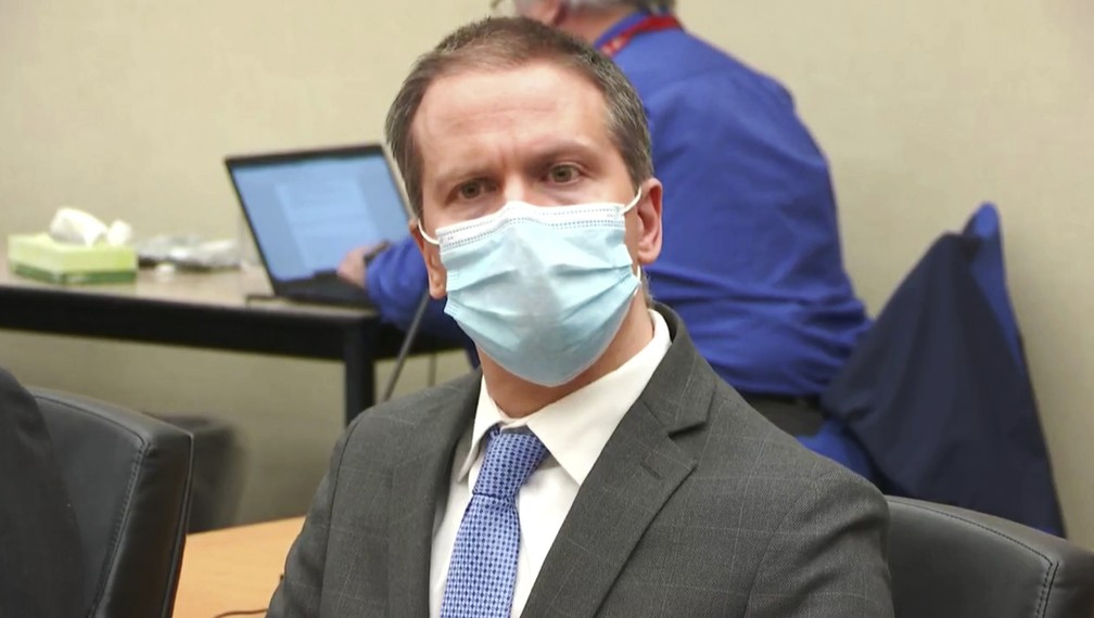Ex-policial Derek Chauvin é algemado após júri o decretar culpado pela morte do ex-segurança negro George Floyd em Mineápolis em 2020, foto de 20 de abril de 2021 — Foto: TV Court/Pool/AP