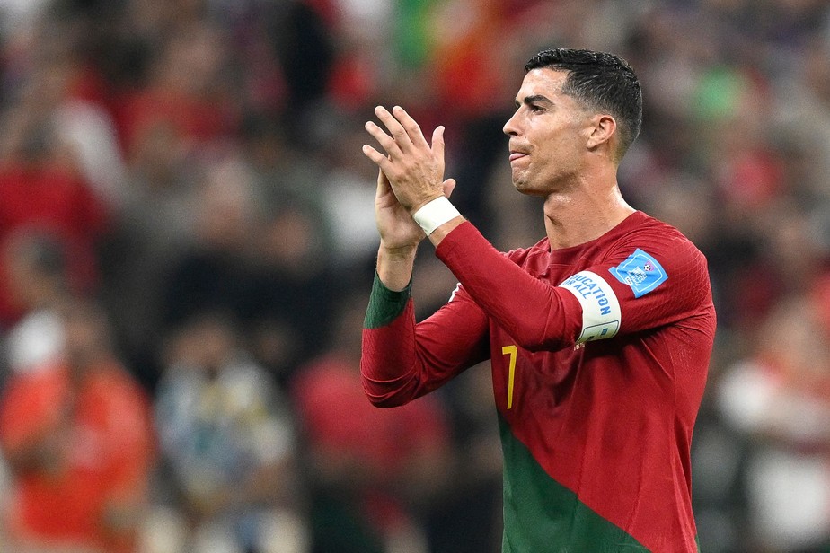 Cristiano Ronaldo agradece à torcida portuguesa após goleada sobre a Suíça: craque iniciou o jogo no banco