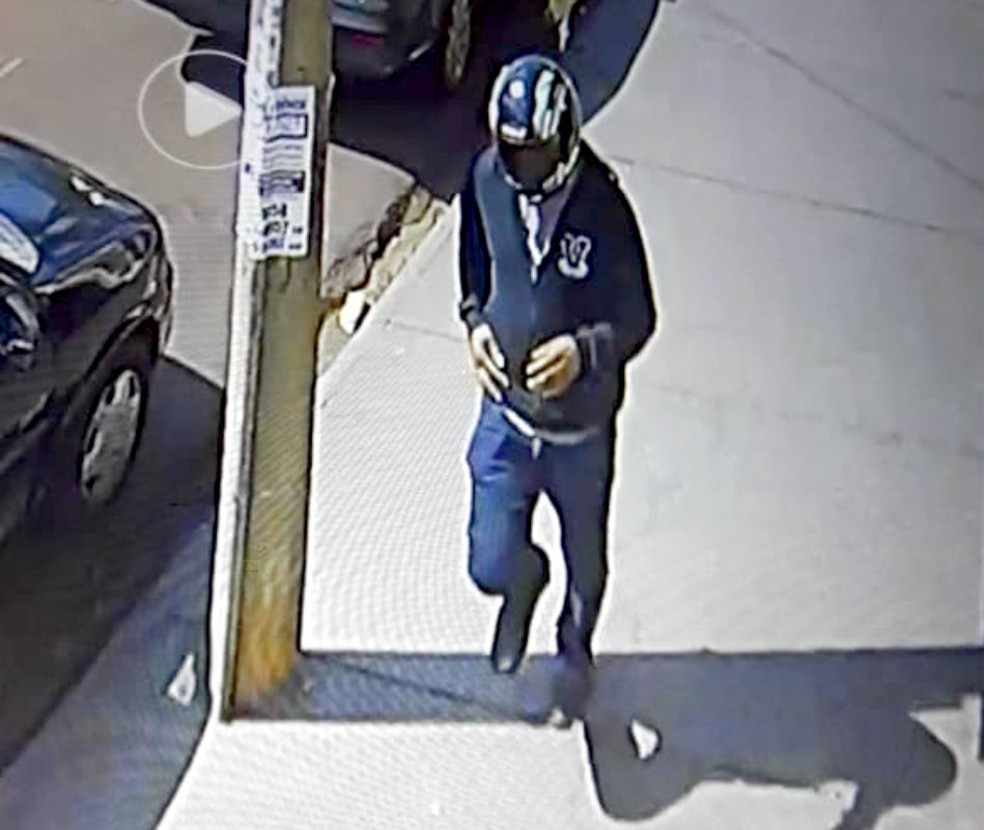 Suspeito disse que usou um capacete para não ser identificado após fazer os disparos na rodoviária de Jaú — Foto: Reprodução/Câmera de segurança