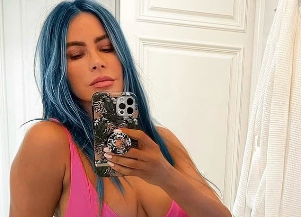 A atriz Sofia Vergara pintou o cabelo de azul (Foto: Instagram)