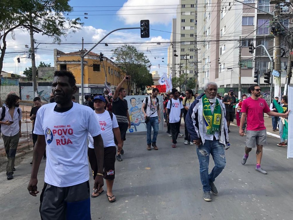 Grupo de cerca de 200 pessoas fez manifestação neste domingo (15) na Praça Júlio Prestes, no Centro de São Paulo — Foto: Arquivo pessoal